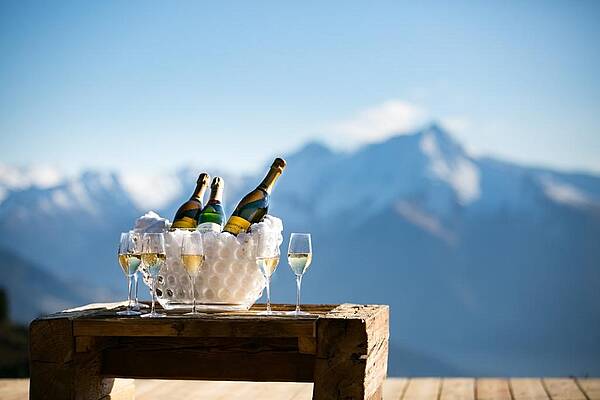 Ausblick auf der Terrasse mit Champagner
